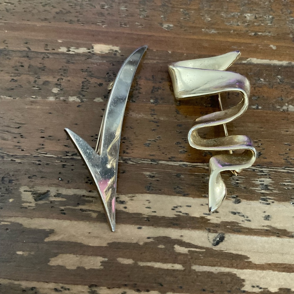 TWO VINTAGE GOLD TONE BROOCHES